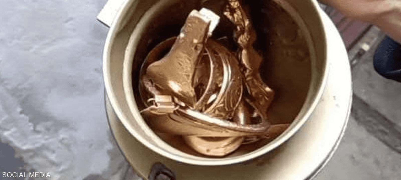 ظهر الشاب وهو يستخرج إناء قديم به قطع من الذهب