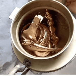 ظهر الشاب وهو يستخرج إناء قديم به قطع من الذهب