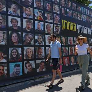 لوحة إعلانية لصور الرهائن الإسرائيليين المحتجزين في غزة
