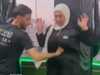 المدرب يوجه لكمة لمعدة إحدى المتدربات
