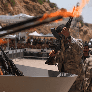 سلم حزب العمال الكردستاني بعض أسلحته قرب كهف في شمال العراق