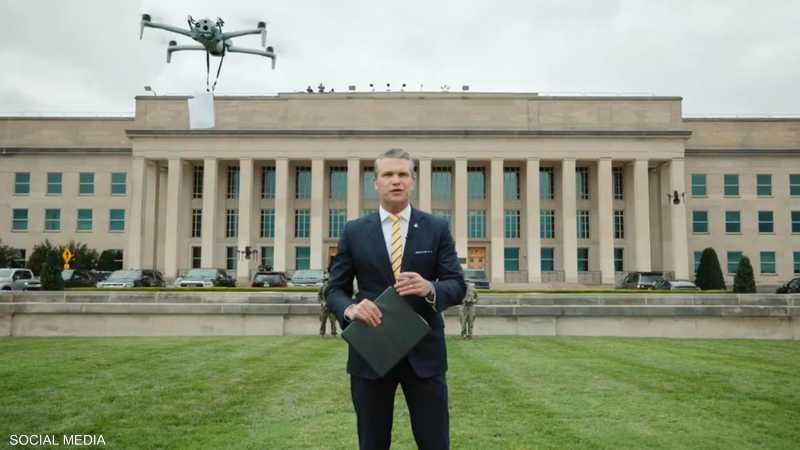 هيغسيث أثناء حديثه عن تطوير صناعة المسيّرات