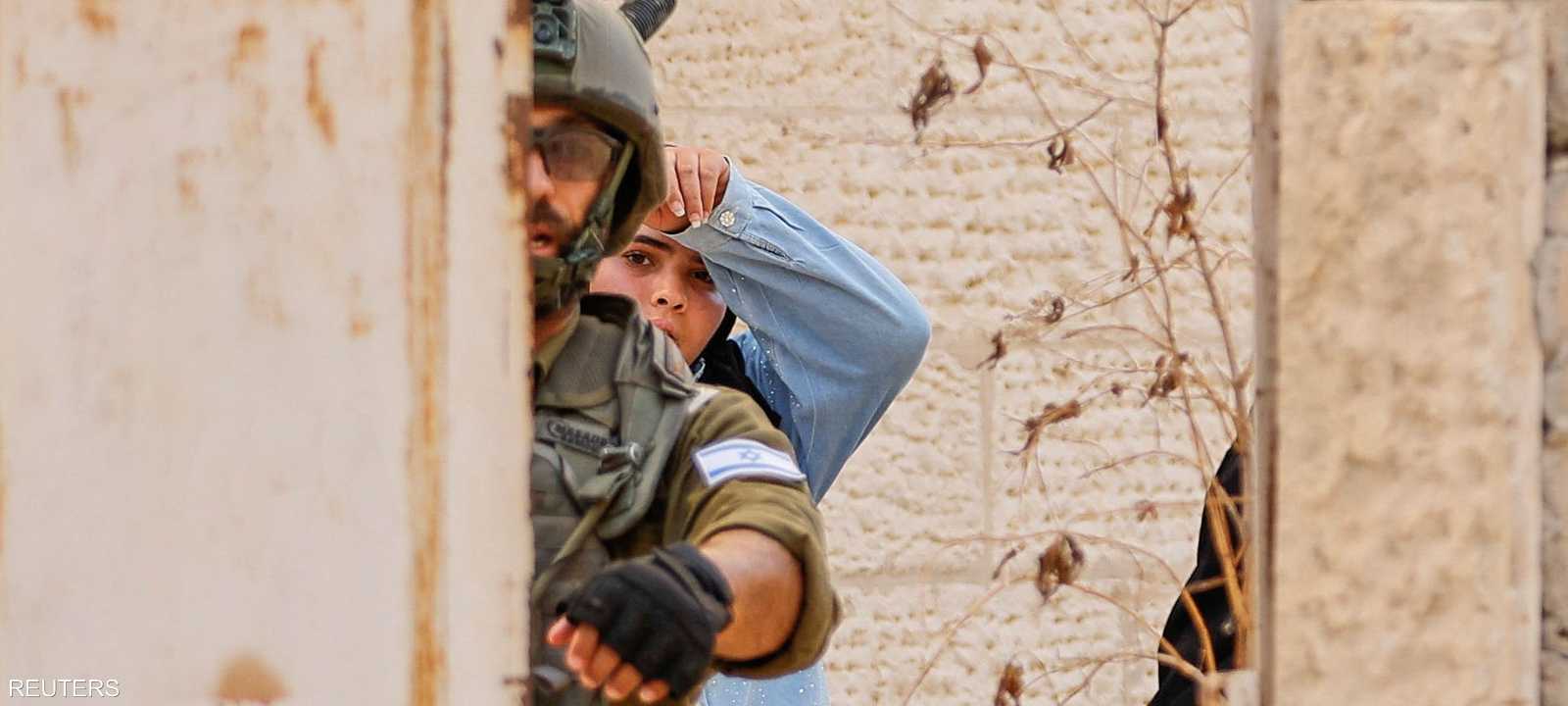 جندي إسرائيلي خلال مداهمة في الضفة الغربية