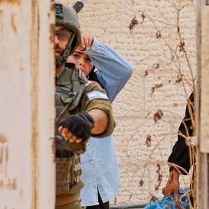 جندي إسرائيلي خلال مداهمة في الضفة الغربية