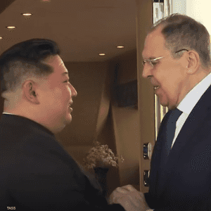 كيم يستقبل لافروف