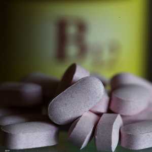 تحذيرات طبية من الأعراض الجانبية لتناول فيتامين بي6