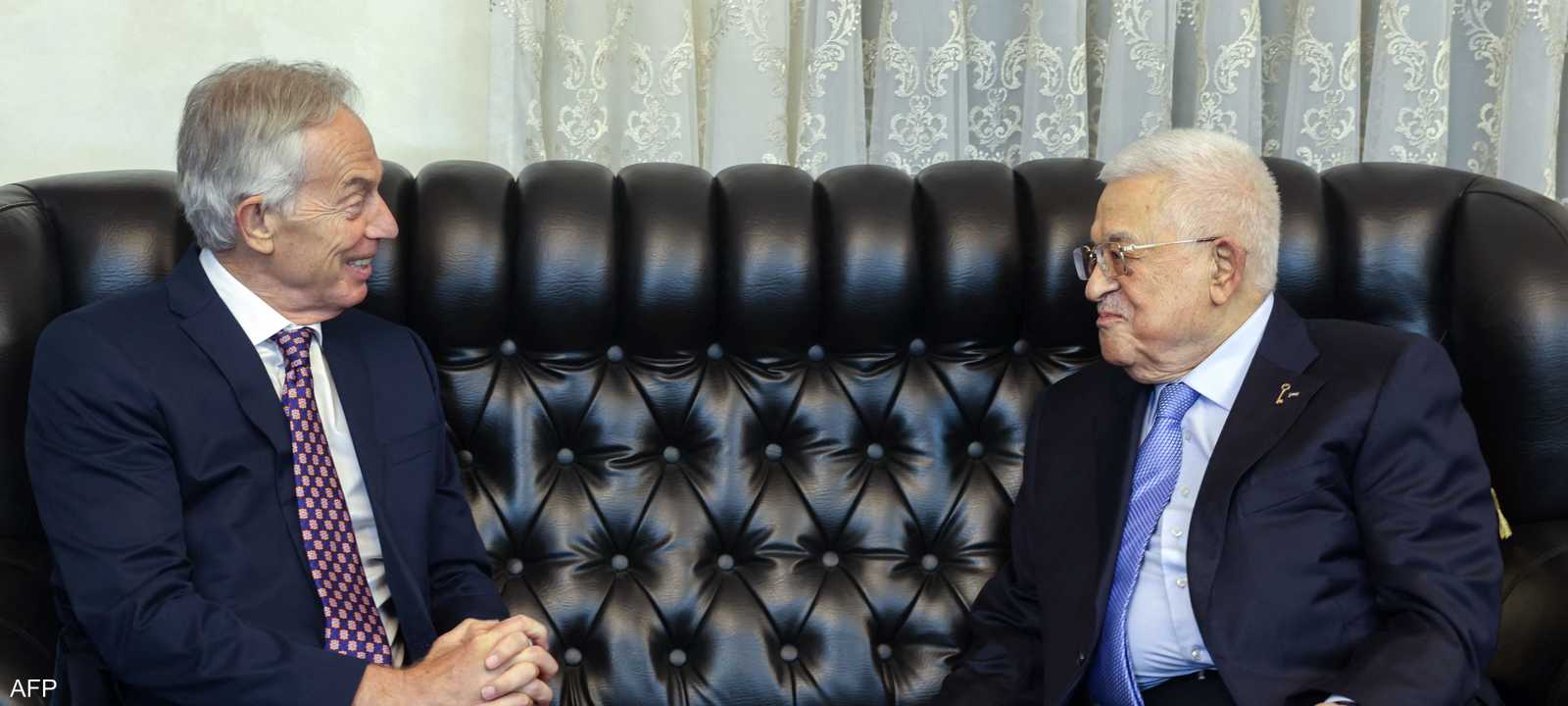محمود عباس خلال لقائه مع توني بلير