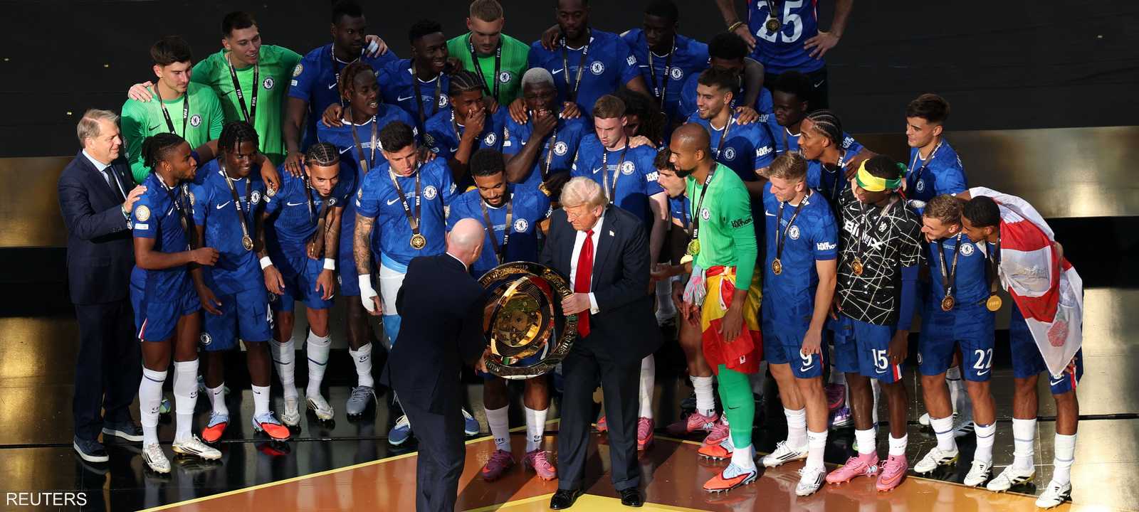 ترامب يقدم كأس البطولة