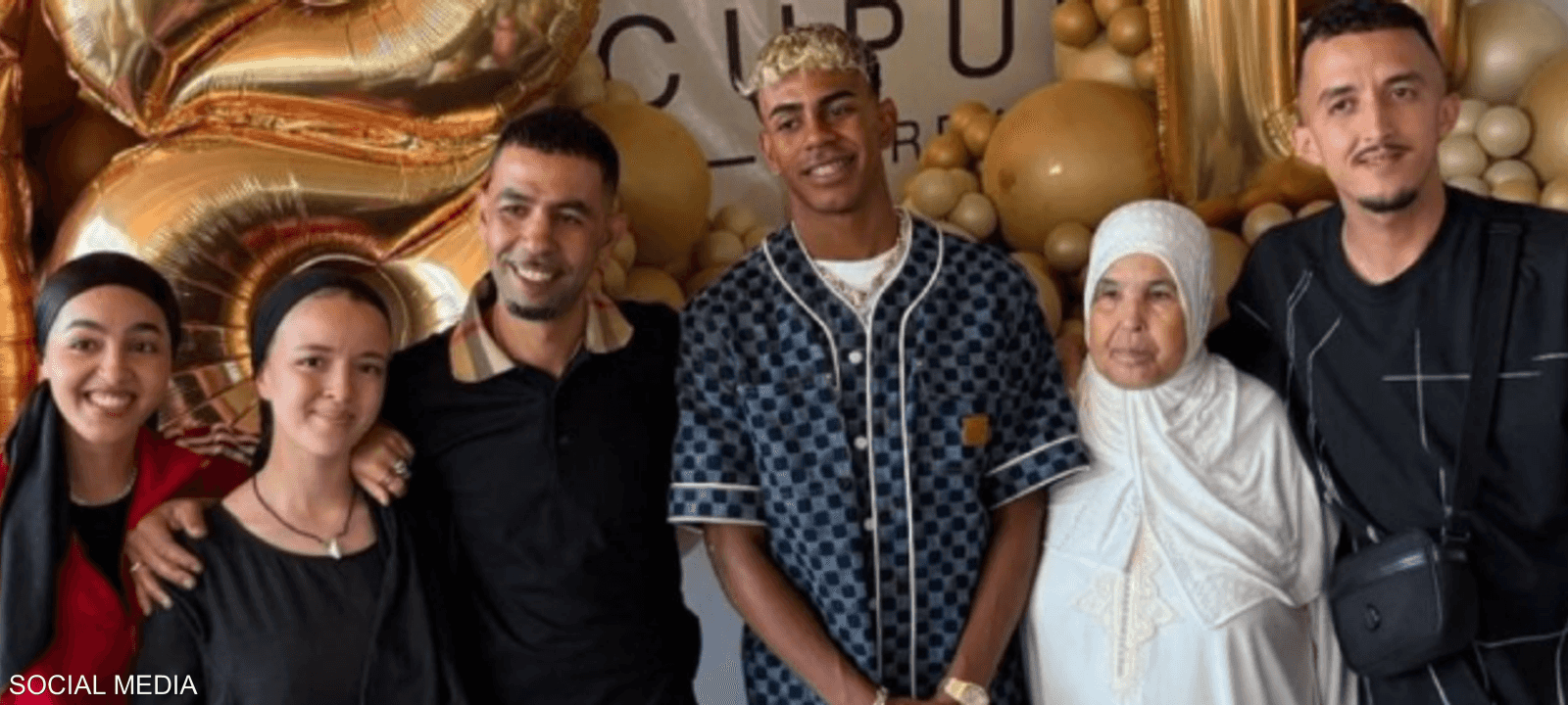 لامين يامال رفقة والده وجدته وأفراد من عائلته