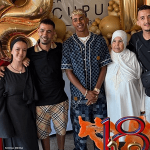 لامين يامال رفقة والده وجدته وأفراد من عائلته