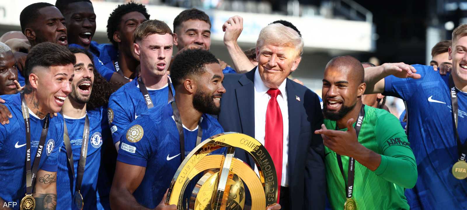 ترامب سلم كأس البطولة لتشلسي