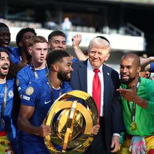 ترامب سلم كأس البطولة لتشلسي