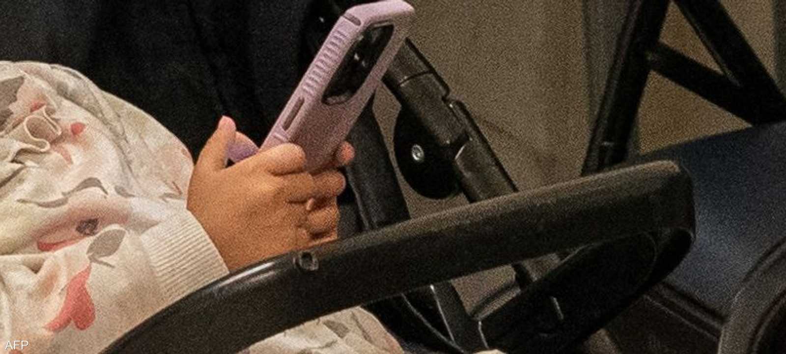 الدراسة حذرت من إفراط استخدام الأطفال للهواتف المحمولة