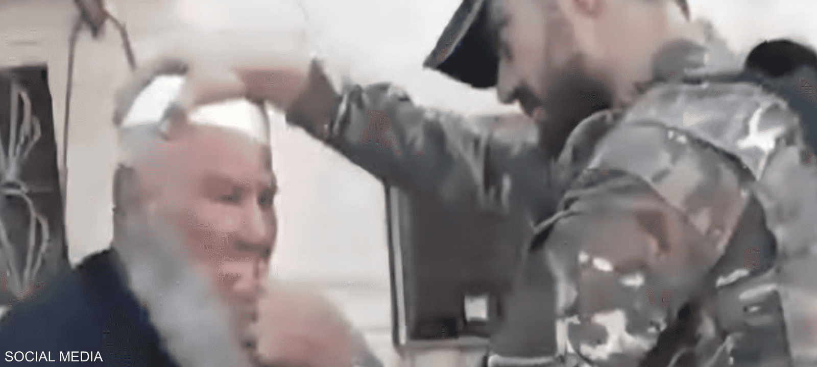 مشهد لقص شوارب أحد الأشخاص في السويداء