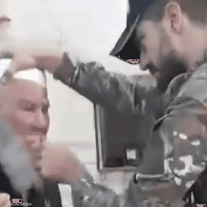 مشهد لقص شوارب أحد الأشخاص في السويداء