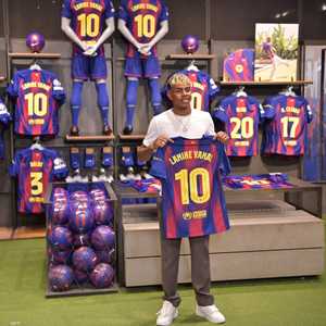 حصل يامال (18 عاما) على القميص الشهير