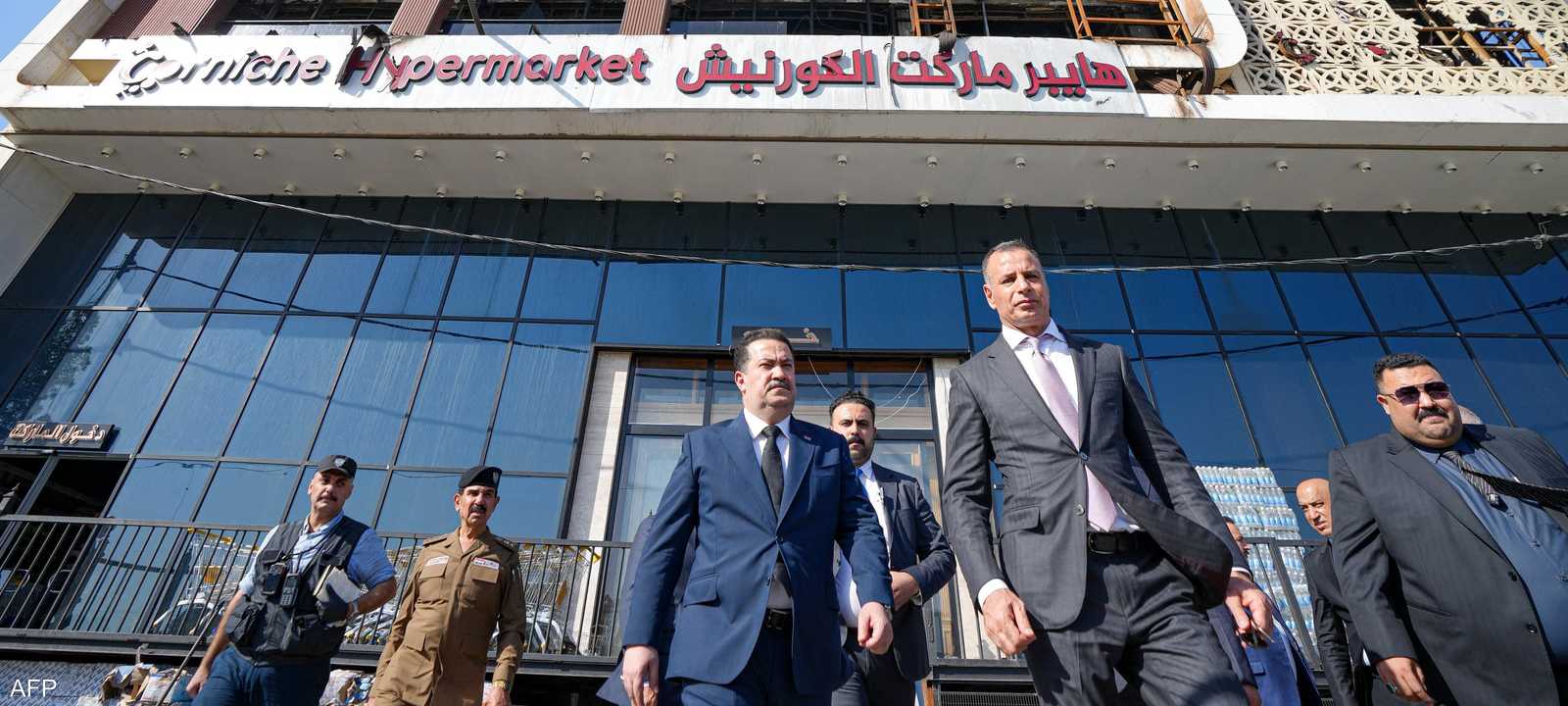 رئيس الوزراء العراقي يزور موقع المول المحترق في الكوت
