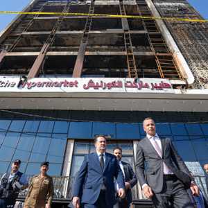 رئيس الوزراء العراقي يزور موقع المول المحترق في الكوت