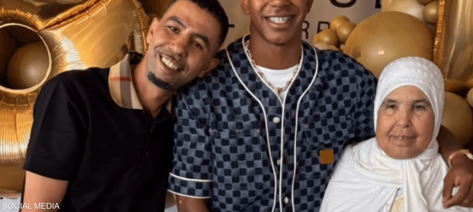 لامين يامال رفقة جدته ووالده