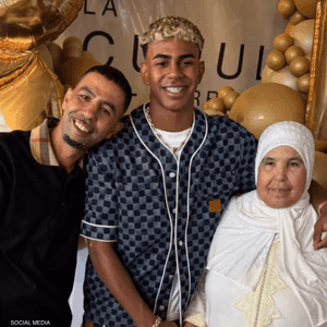 لامين يامال رفقة جدته ووالده