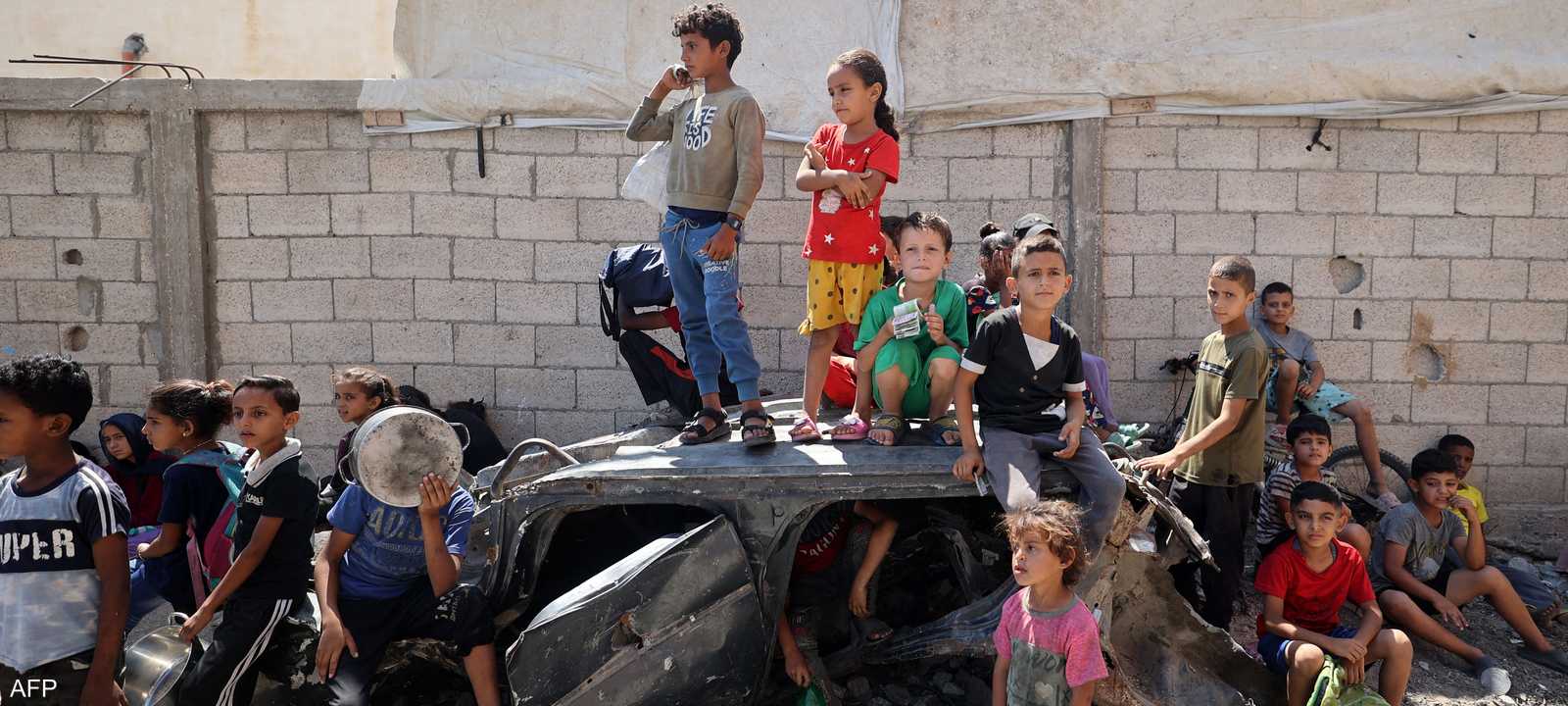 أطفال بانتظار توزيع الغذاء في النصيرات