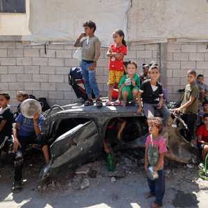 أطفال بانتظار توزيع الغذاء في النصيرات