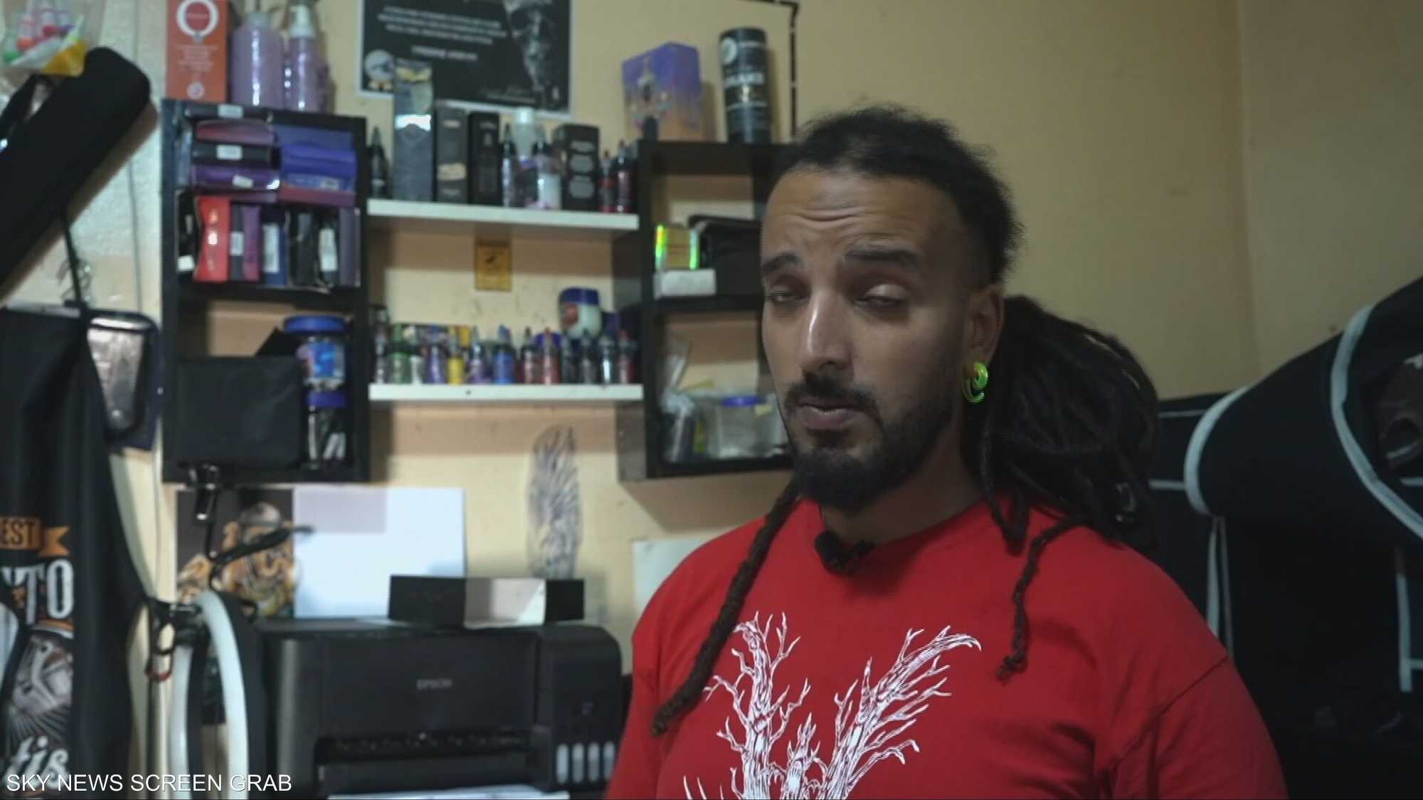 شاب مغربي يضع 90 وشما على جسمه