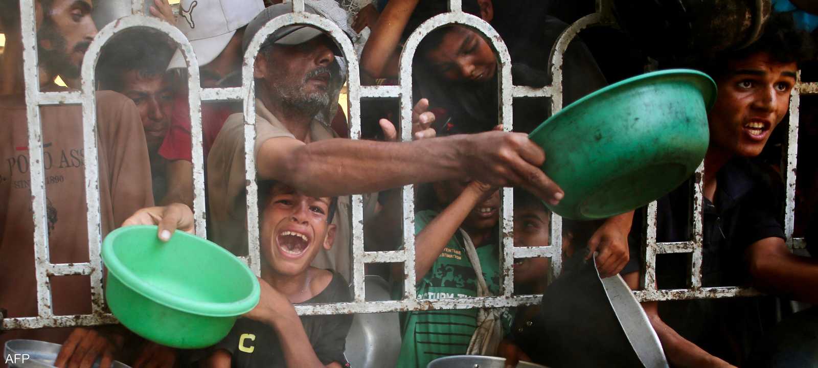 صراع يومي على الطعام الشحيح في خان يونس