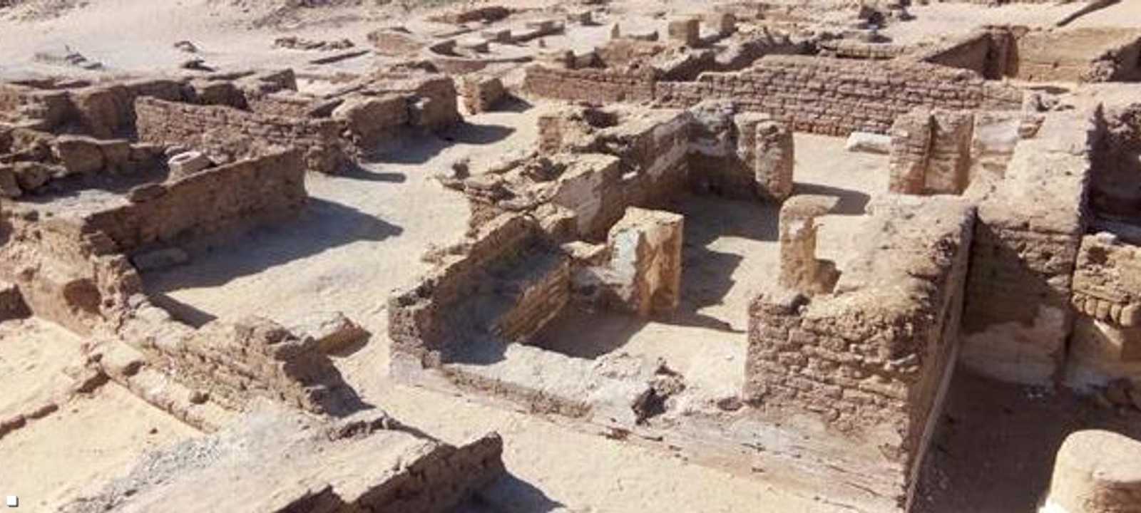 بقايا مدينة عين الخراب في الواحات الخارجة