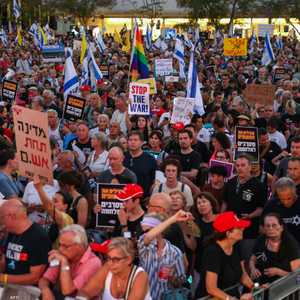 جانب من التظاهرات المطالبة بوقف الحرب