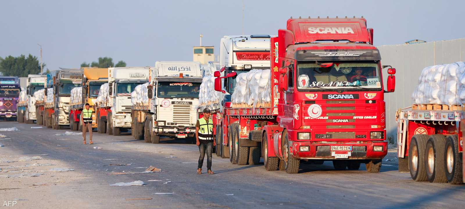 بدء تدفق المساعدات الإنسانية إلى قطاع غزة عبر معبر رفح