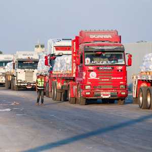 بدء تدفق المساعدات الإنسانية إلى قطاع غزة عبر معبر رفح