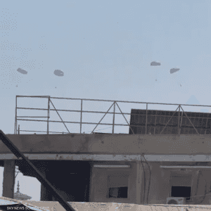 في ظل المجاعة.. إنزال جوي إنساني على غزة