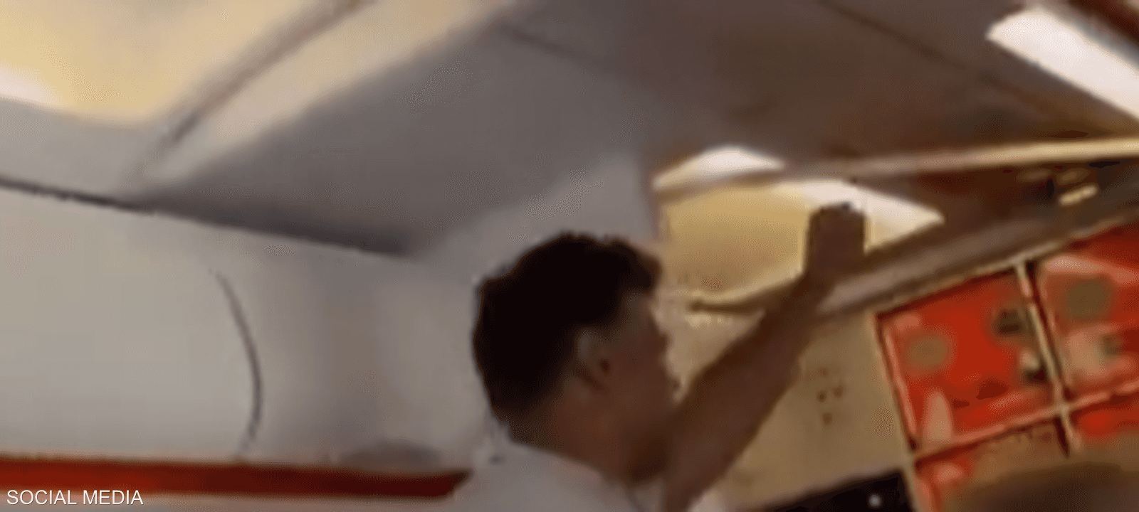 اعتقلت الشرطة الرجل بعد هبوط الطائرة