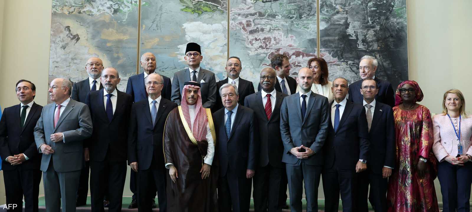 صورة جماعية خلال مؤتمر بشأن حل الدولتين