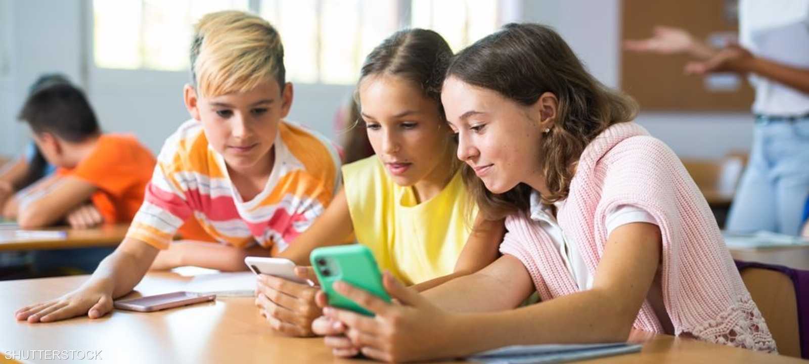 لاستخدام الهواتف في سن مبكرة أضرار خطيرة.. أرشيفية