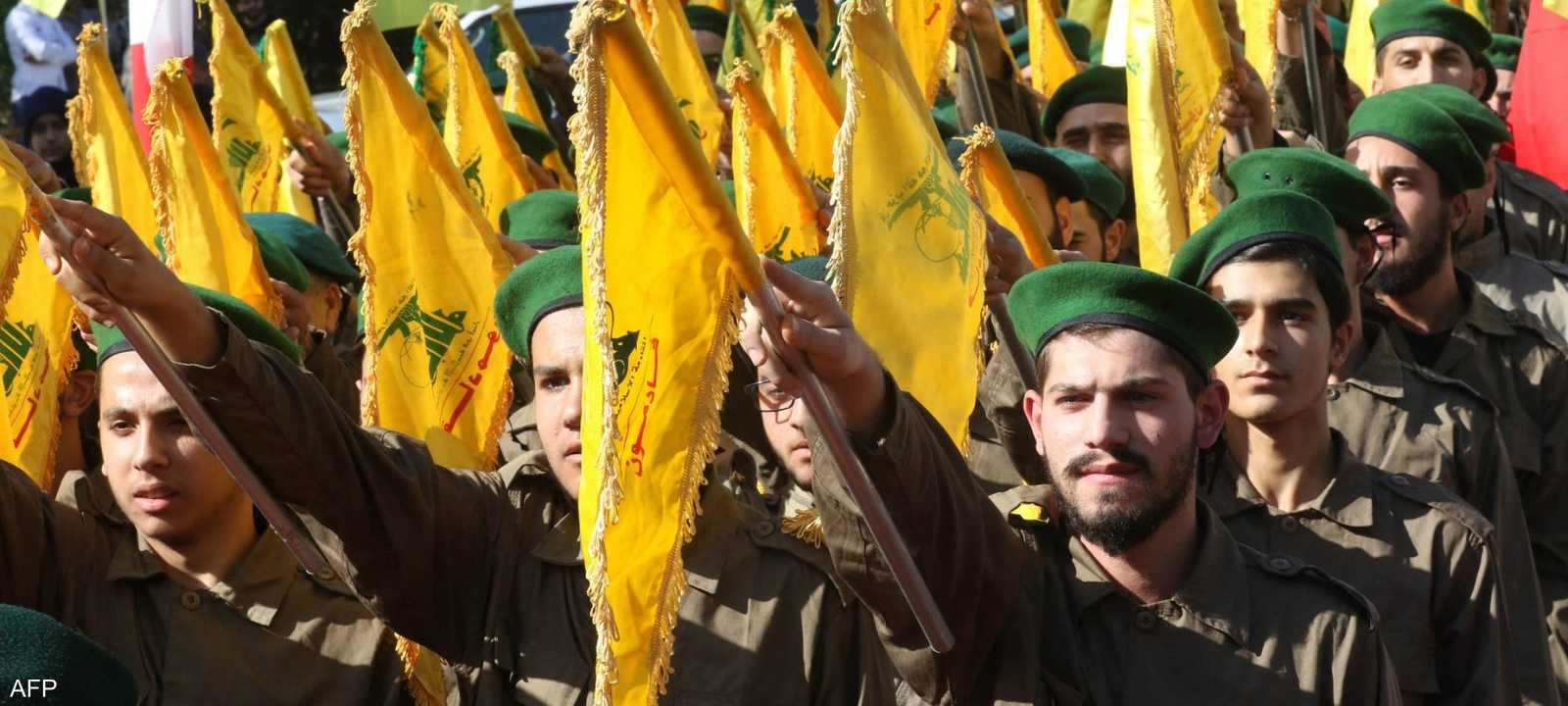 أرشيفية لمقاتلين من حزب الله في استعراض عسكري