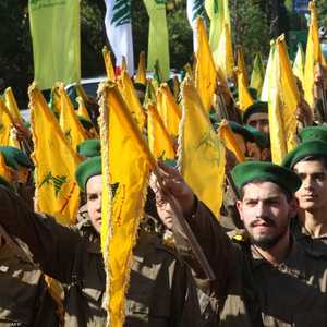 أرشيفية لمقاتلين من حزب الله في استعراض عسكري