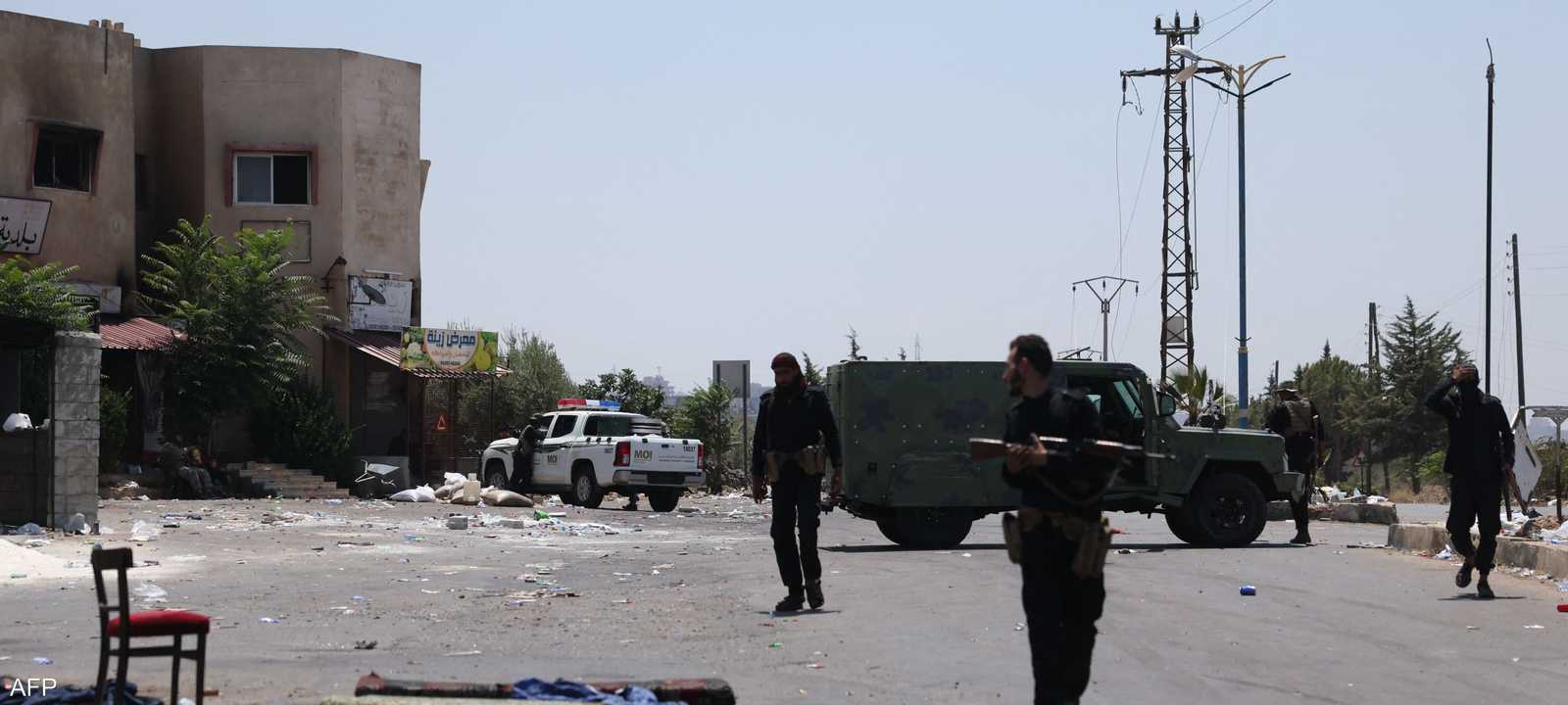 قوات الأمن الحكومية السورية تقف عند نقطة تفتيش قرب السويداء