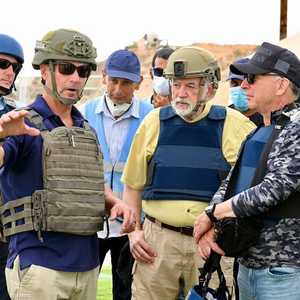 ويتكوف وسفير أميركا في إسرائيل خلال زيارتهما لمركز مساعدات