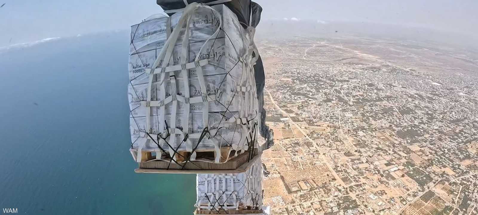 الإمارات تواصل إسقاط المساعدات فوق غزة