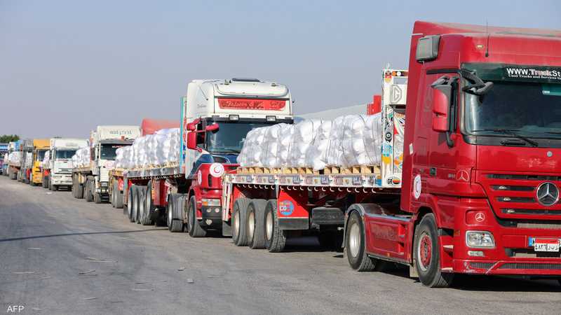 الآلاف من الشاحنات المحملة بالمساعدات عالقة خارج غزة