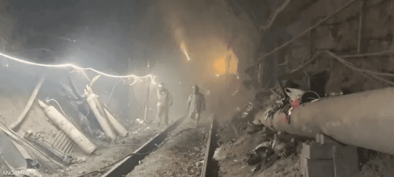 نحو 100 شخص يشاركون في البحث عن العمال