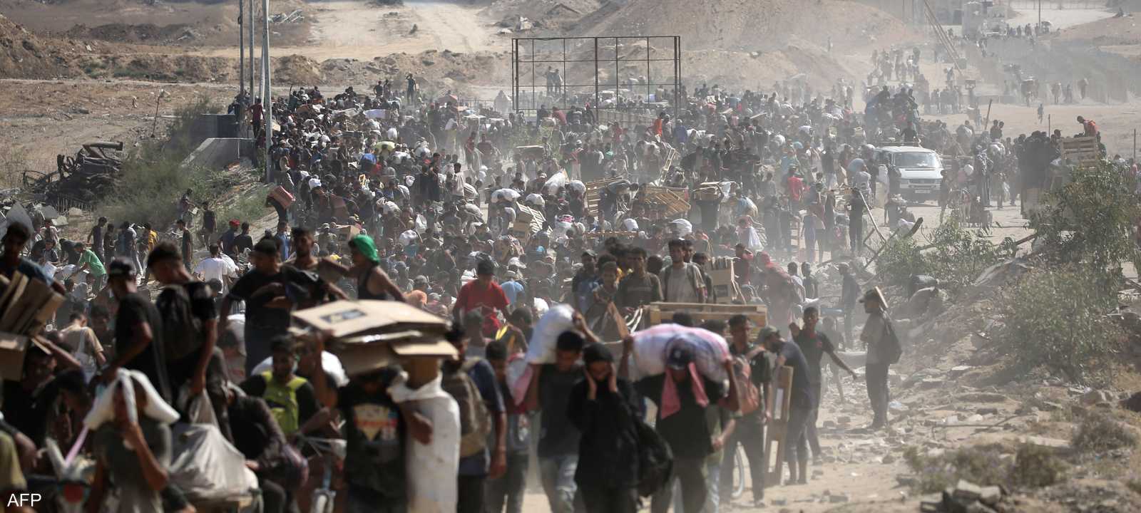 فلسطينيون يتجمعون عند نقطة توزيع مساعدات وسط غزة