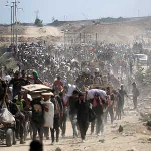 فلسطينيون يتجمعون عند نقطة توزيع مساعدات وسط غزة