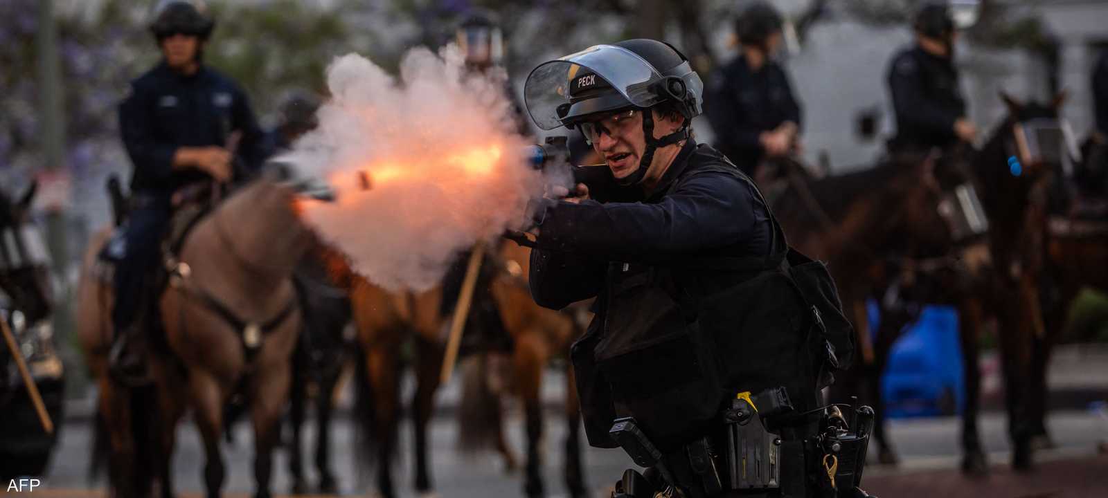 الشرطة تتصدى لمحتجين على قانون الهجرة