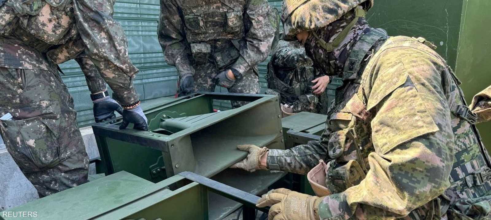 جنود من كوريا الجنوبية يفككون مكبرات صوت على الحدود
