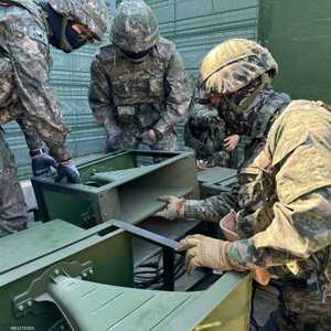 جنود من كوريا الجنوبية يفككون مكبرات صوت على الحدود