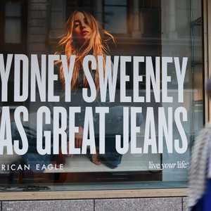 الإعلان حمل شعار سيدني سويني تملك جينات رائعة