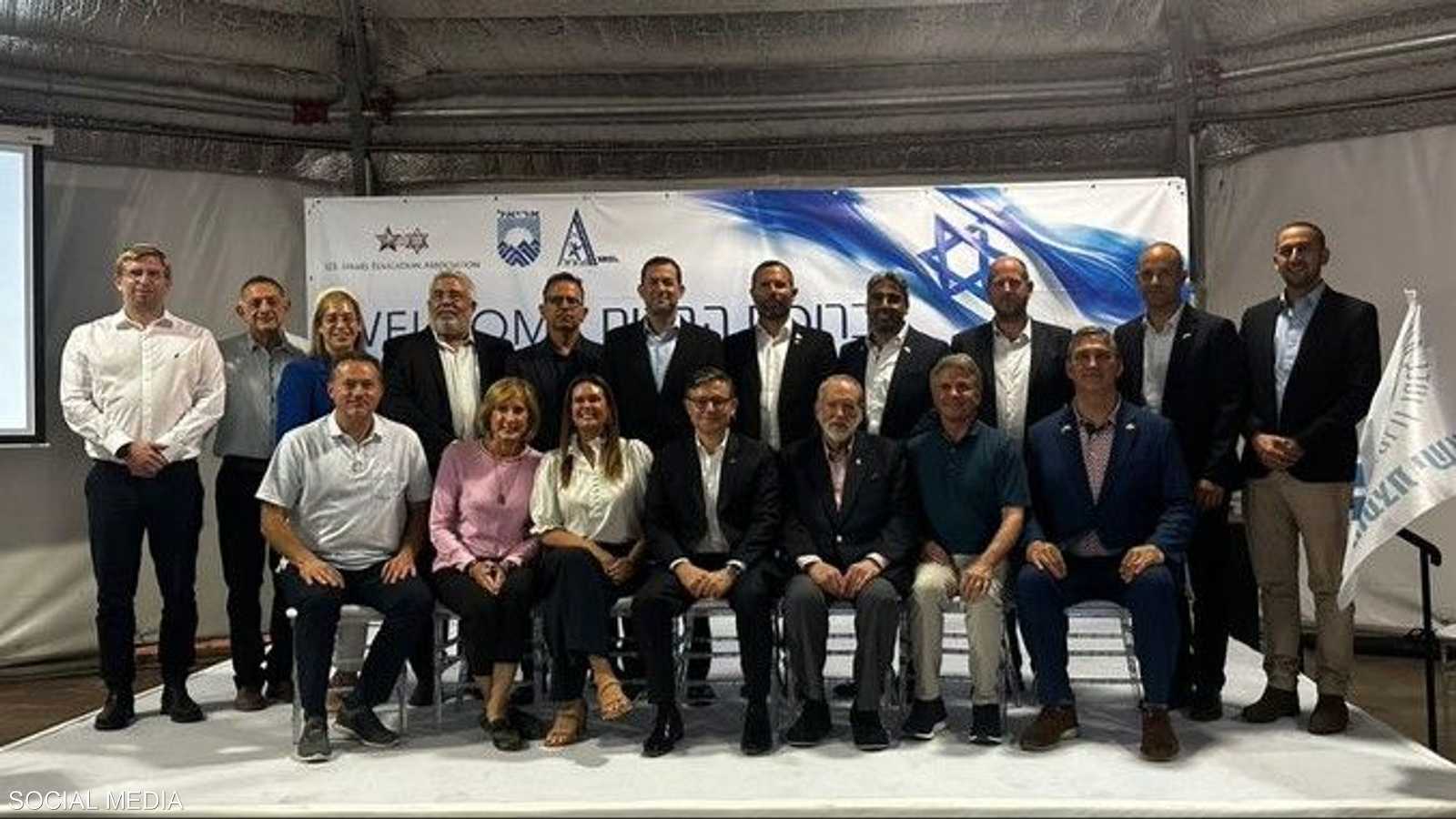 جونسون يتوسط أعضاء المجلس الإقليمي للمستوطنات